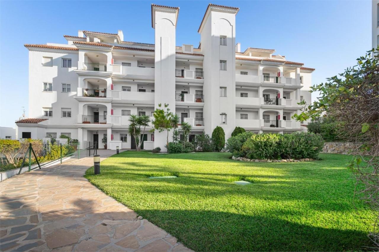 Scandinavian Style With Amazing Sea Views And South West Facing Sunny Terrace In Miraflores Walking Distance To The Beach! Appartement