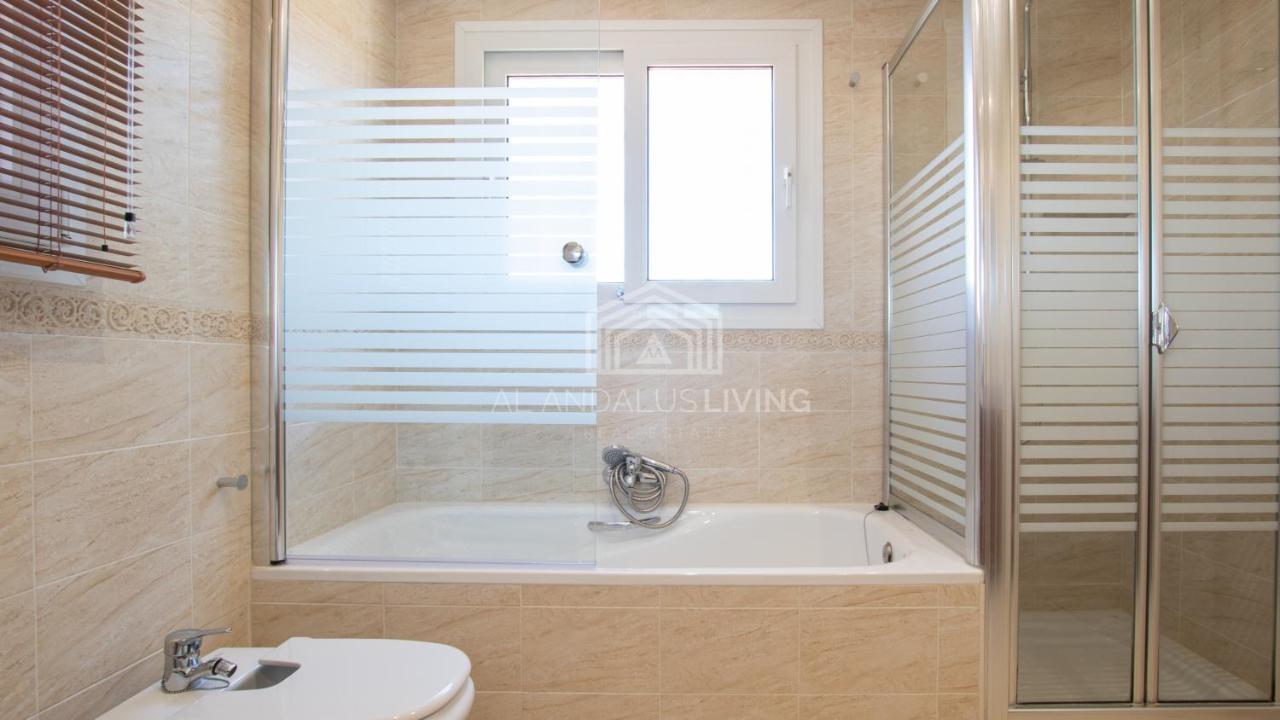 Pousada Spacious Perfectly Maintained House With Private Garden And Communal Pool In Riviera Del Sol