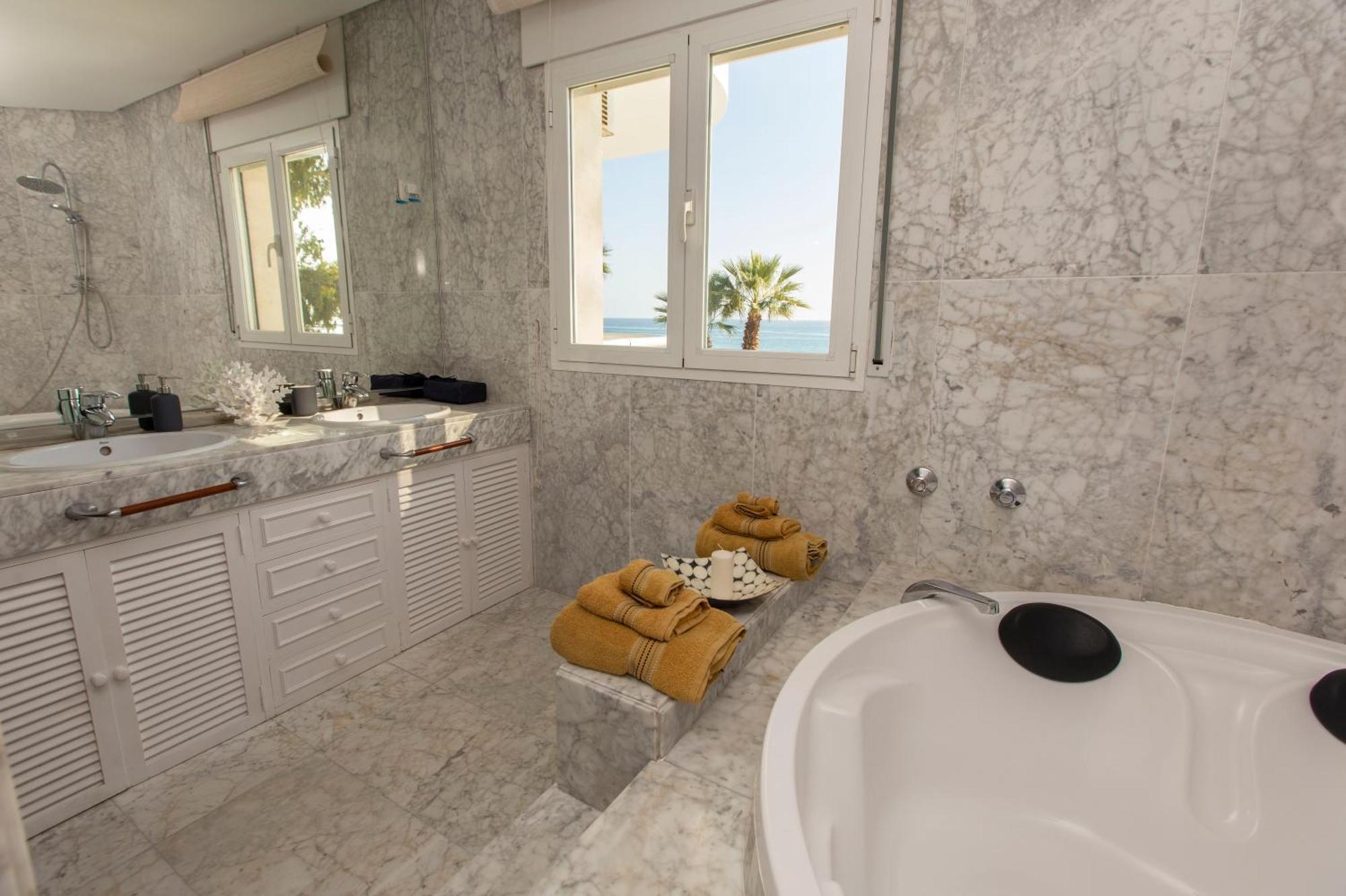 Apartamento Venecia, De Lujo En 1º Linea De Playa + Parking Málaga