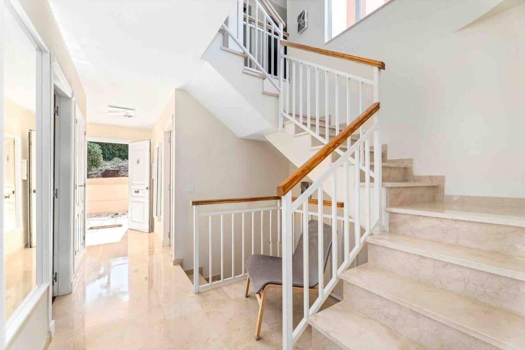 4 Bed Detached Close To Golf & With Shared Pool. *