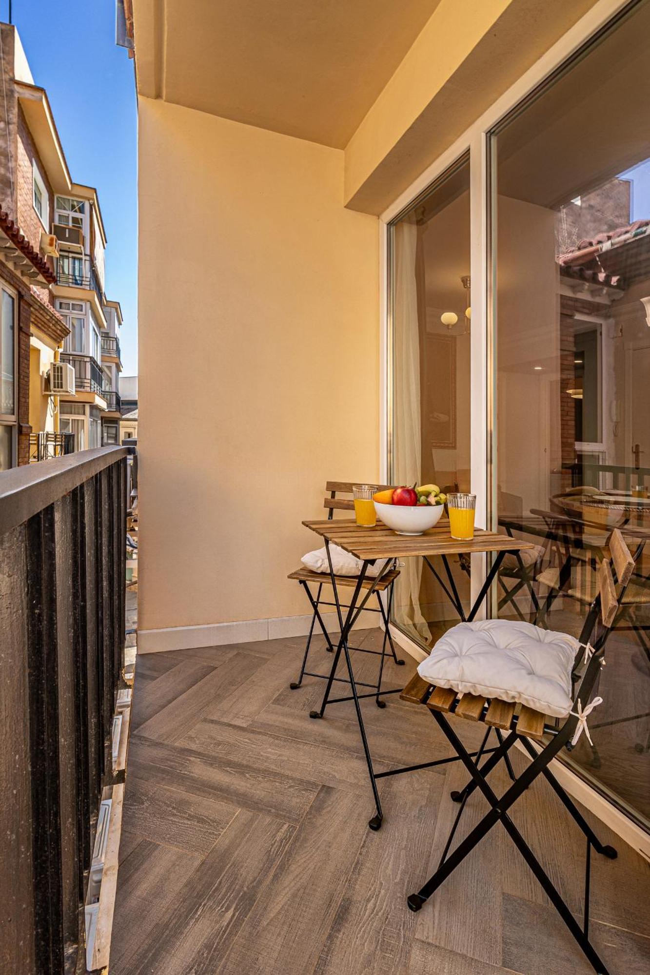 Apartment Historic Center Chic Gem With Balcony