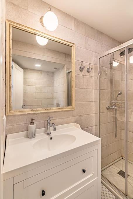 Historic Center Chic Gem With Balcony Apartment