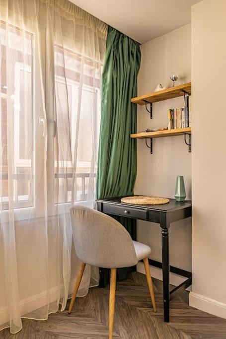 Apartment Historic Center Chic Gem With Balcony *