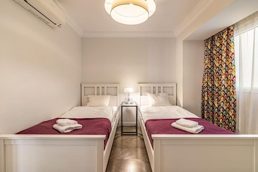 Historic Center Chic Gem With Balcony Apartment