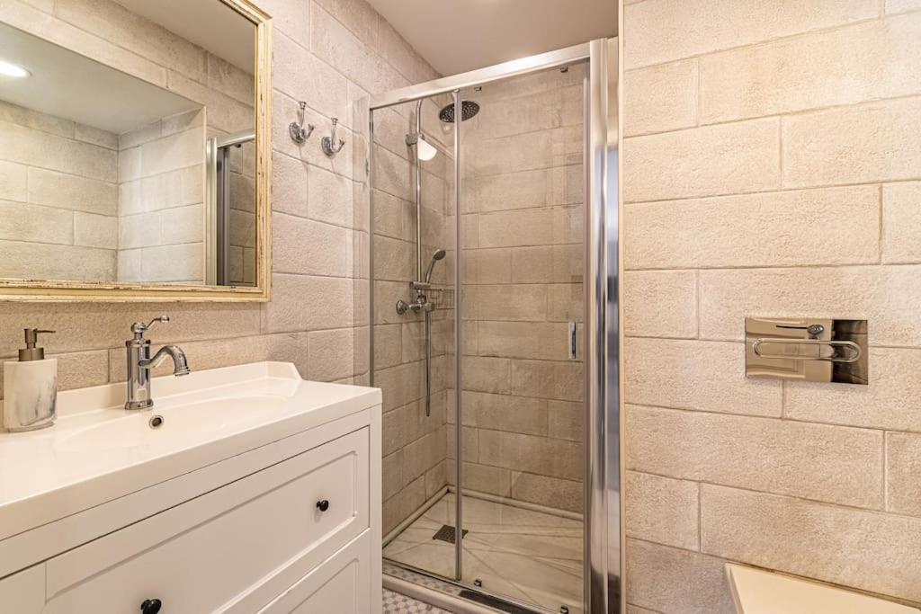 Apartment Historic Center Chic Gem With Balcony *