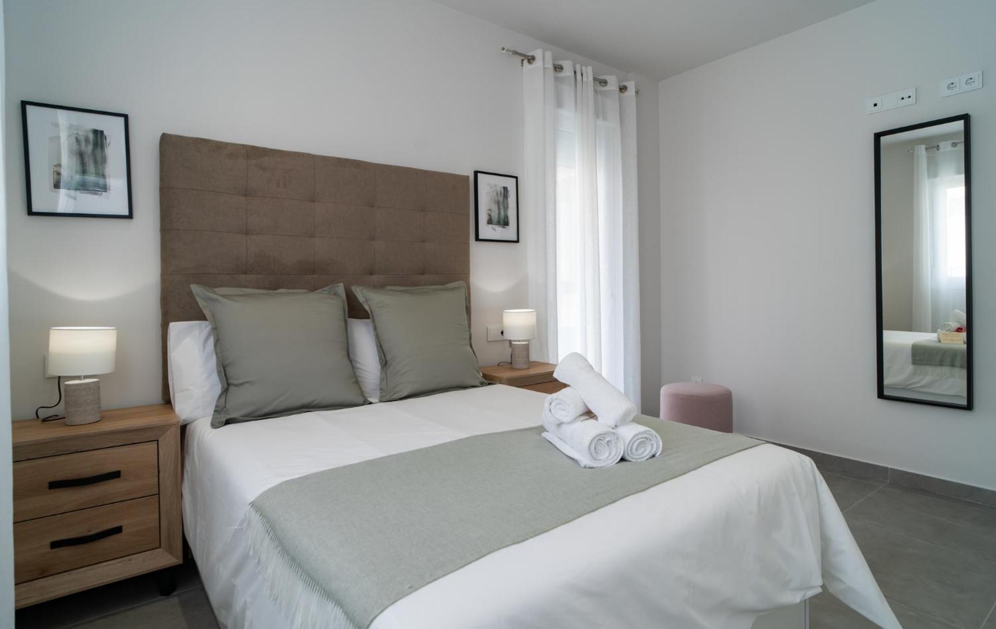 Apartment Aac - Con Terraza, Muy Amplio, Totalmente Equipado, Cerca Del Centro Y Nuevo! *