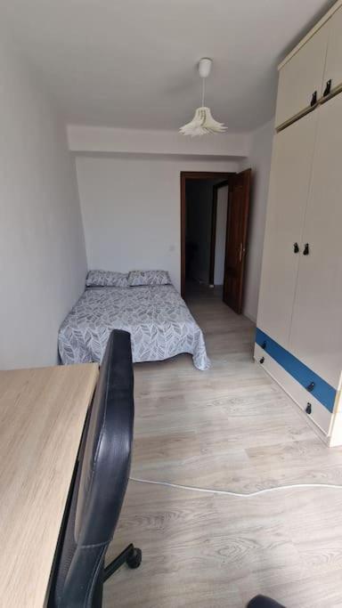 Amplio Piso Cerca De La Playa Del Palo Apartamento *