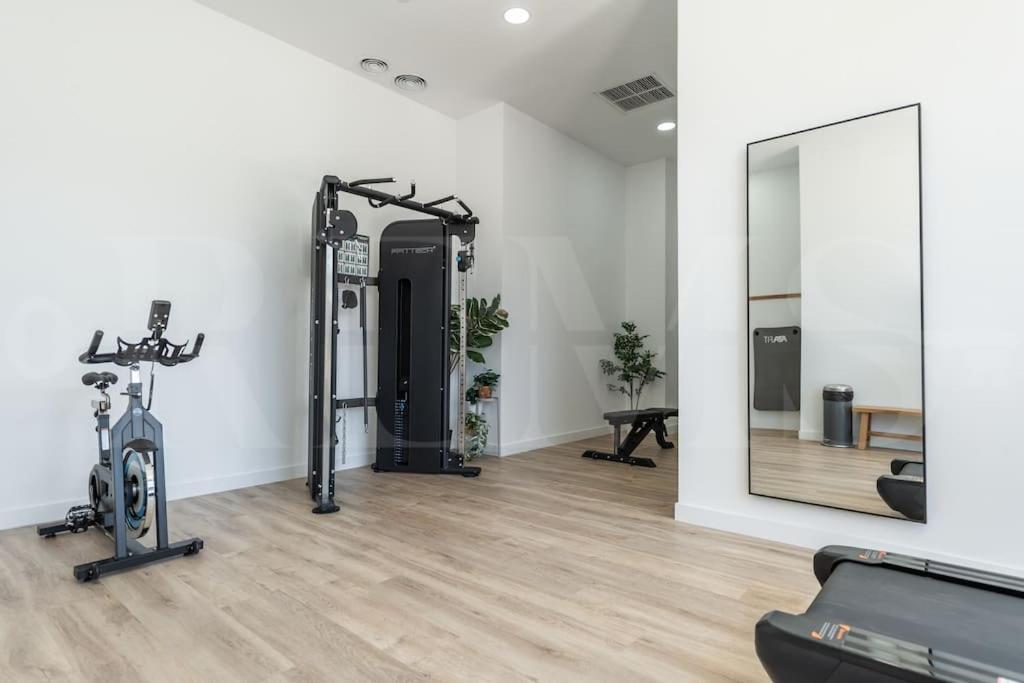 Urban Sky With Parking & Gym By Rems Apartment