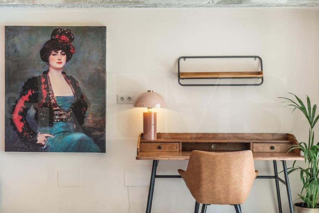 Art-lovers Heaven With Balcony In Center By Rems Apartment