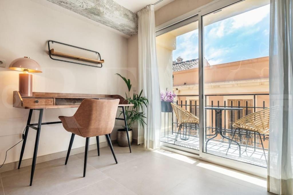 Art-lovers Heaven With Balcony In Center By Rems Apartment