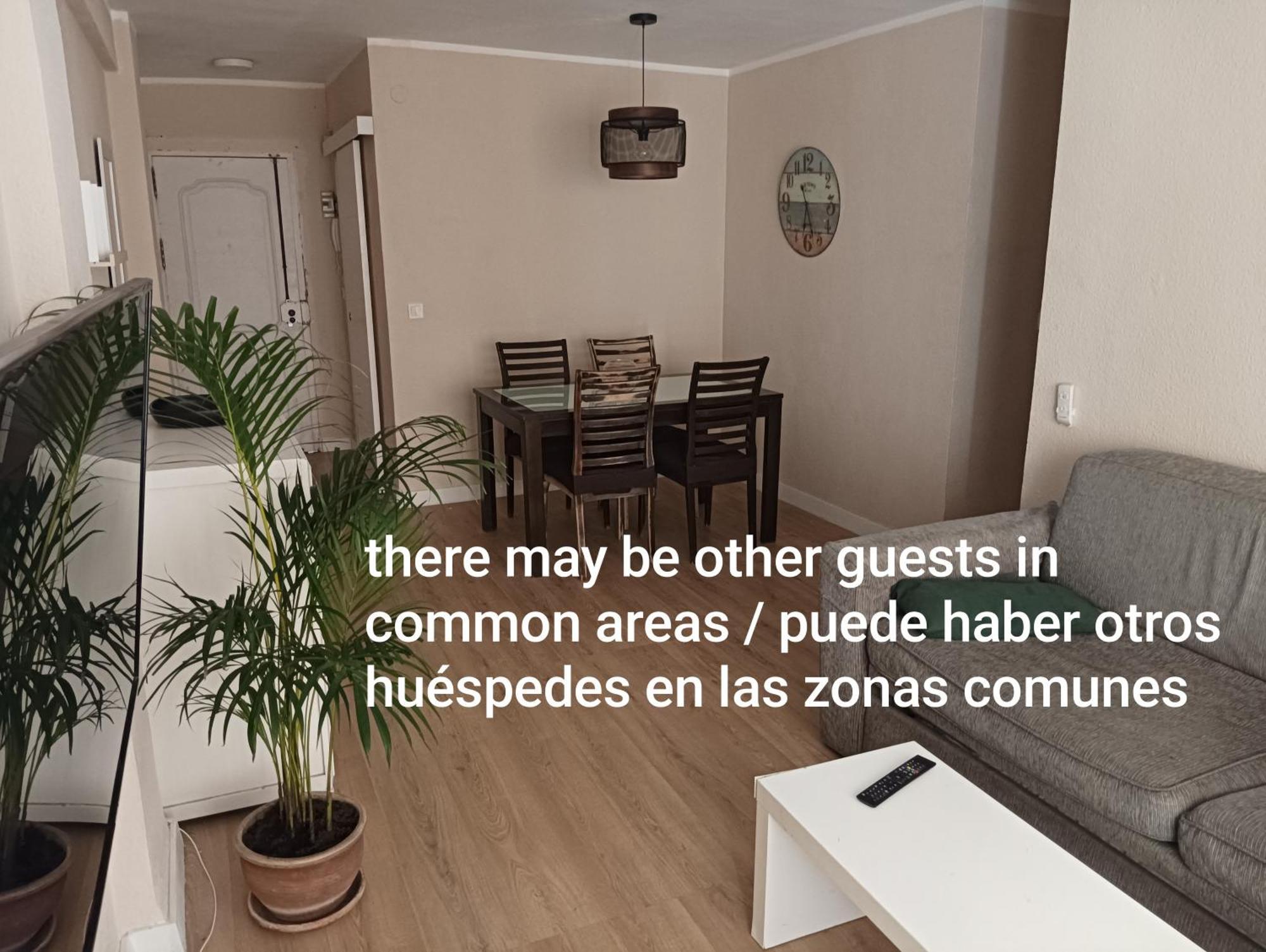 En Compartido Delicias Cerca Del Mar, Aeropuerto, Ave Y Metro Alloggio in famiglia *