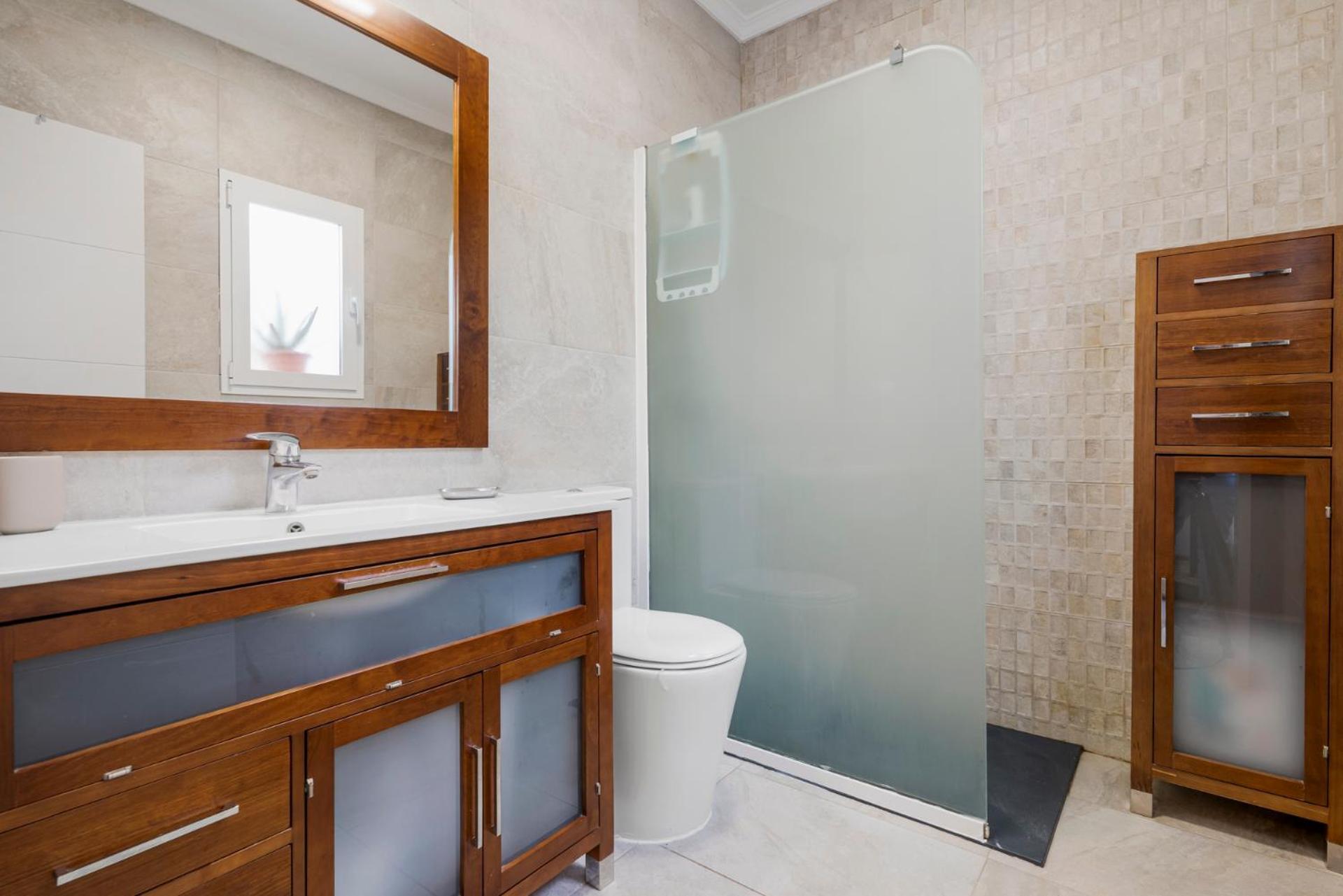 Charming 3 Bedroom House With 2 Terraces *