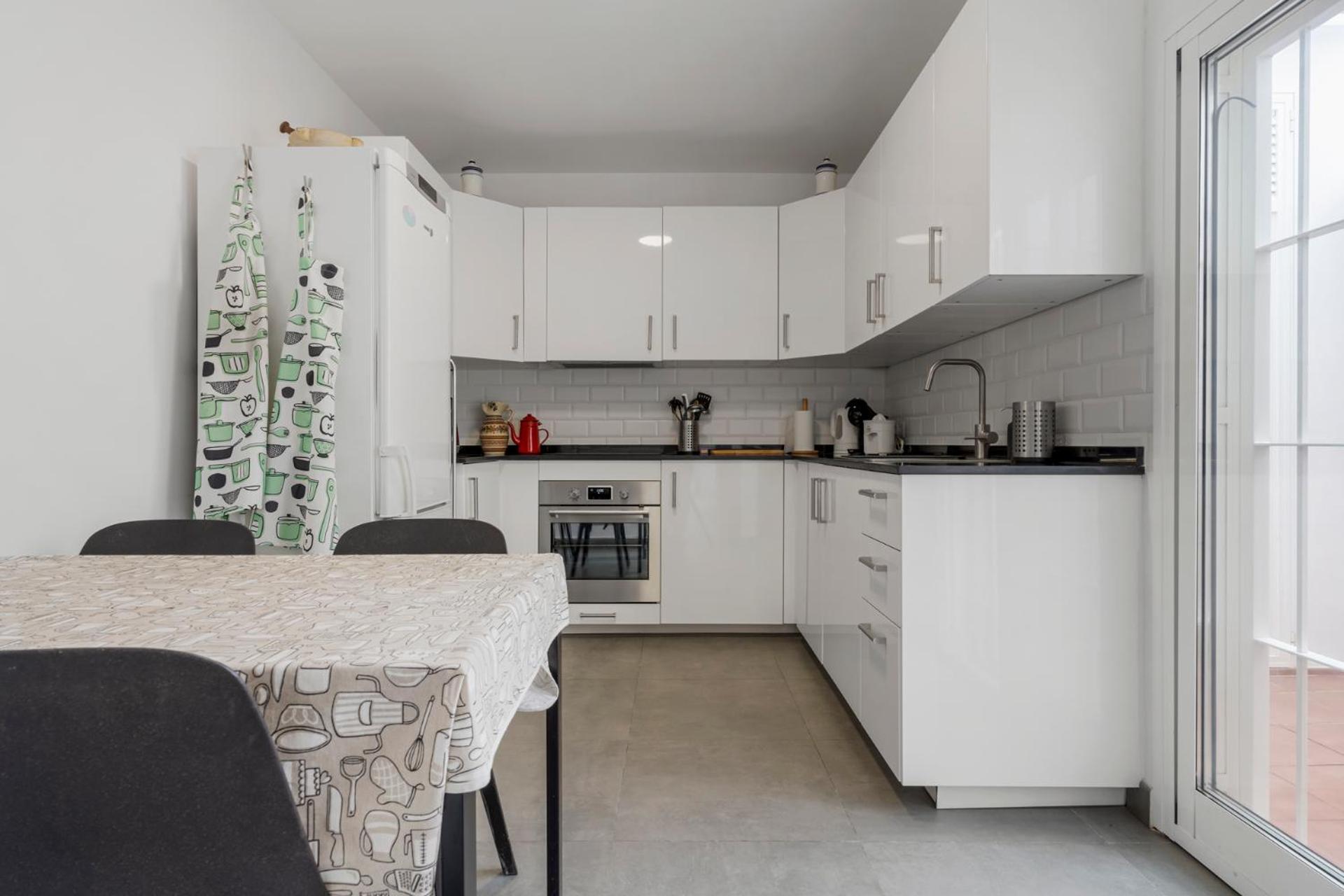 Charming 3 Bedroom House With 2 Terraces *