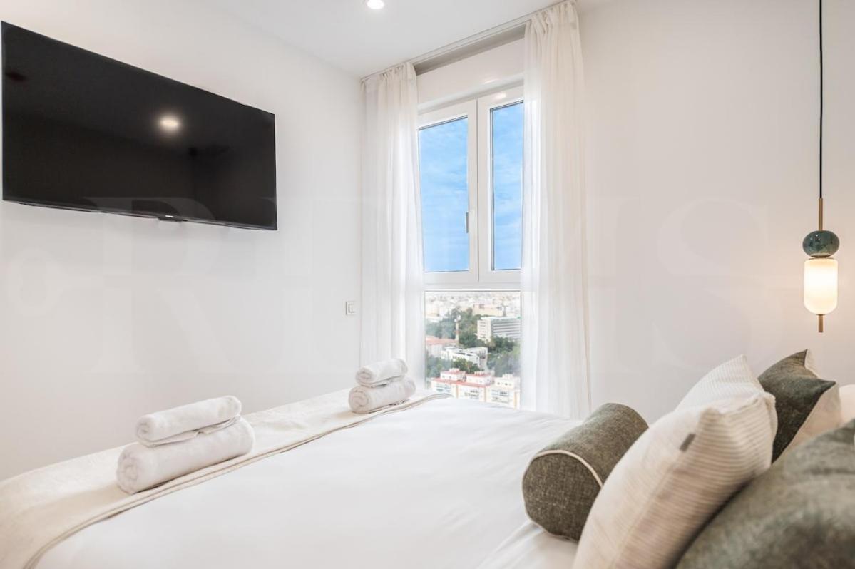 Panoramic Skyrise On The 20th Floor By Rems Málaga