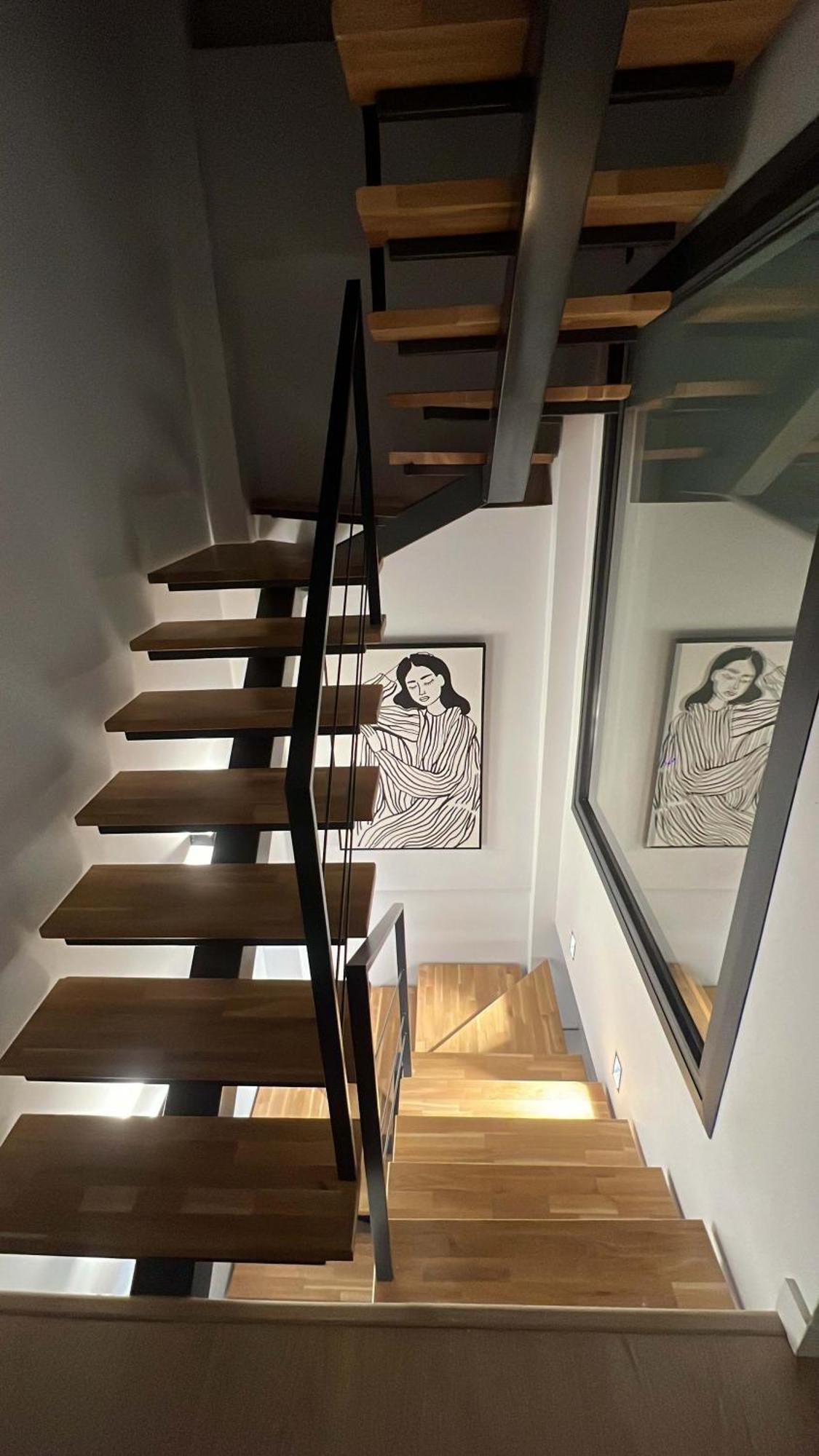 Stylish 3bd With Rooftop Jacuzzi - Artes Semesterbostad *