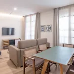Apartamentos de lujo EL MUSEO Living&Experience Club Arte contemporáneo y mobiliario de colección de los años 50