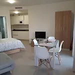 Spacious Studio In Center With Free Parking