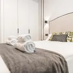 Central Apartment With Picasso Vibes By Rems