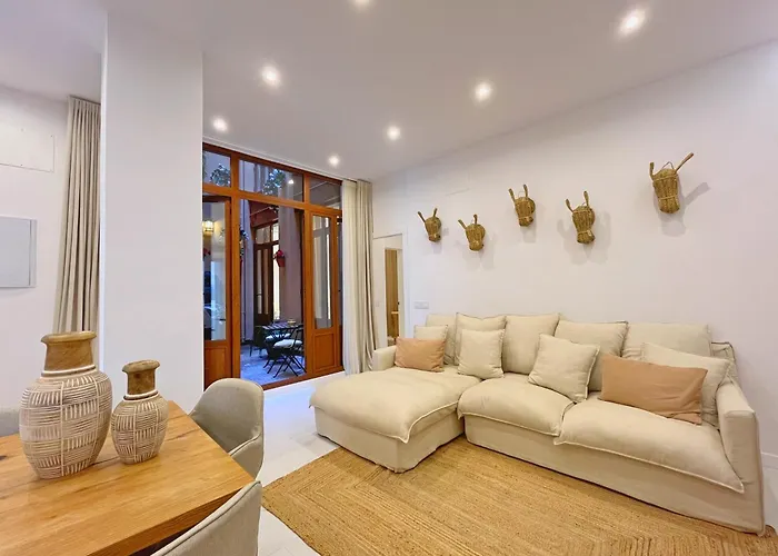 Piso Con Patio, 3 Habitaciones, En La Goleta
