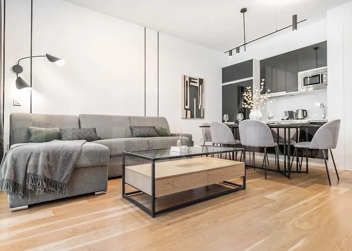 Central Apartment With Picasso Vibes By Rems