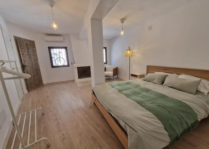 Habitacion Amplia Y Tranquila Con Bano Privado En Piso Compartido