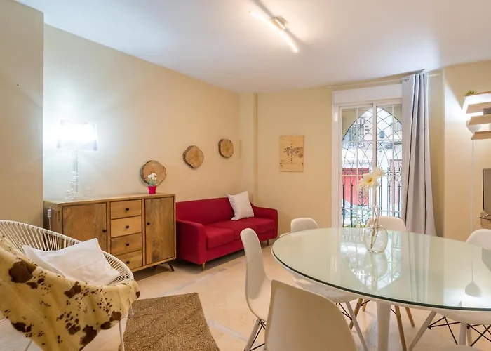 Gr0-Quiet Apartment, Private Backyard, Walk To Old Town