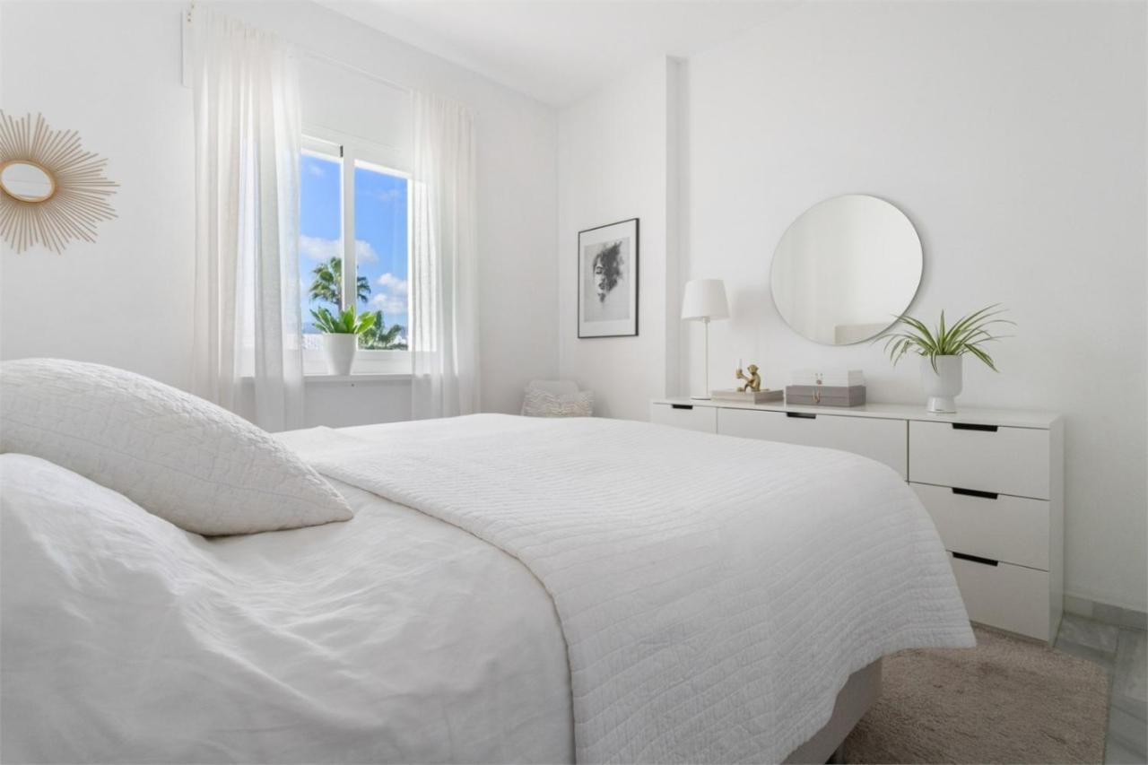 Scandinavian Style With Amazing Sea Views And South West Facing Sunny Terrace In Miraflores Walking Distance To The Beach! Leilighet Málaga