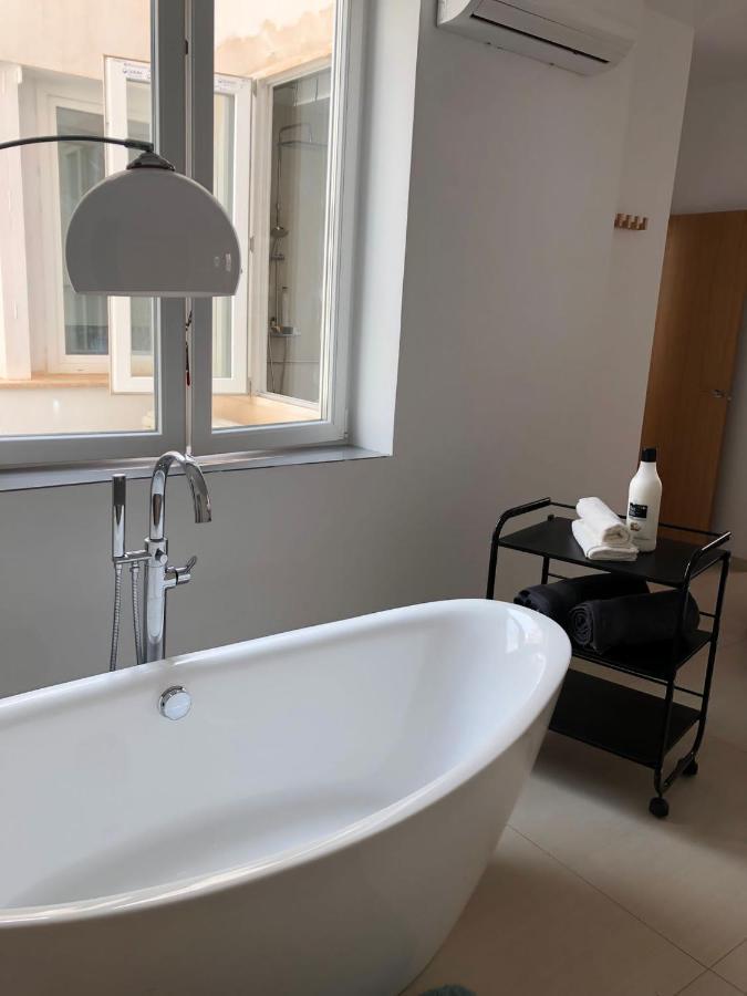 Beautiful Five Bedroom Three Bathroom Entire Villa *