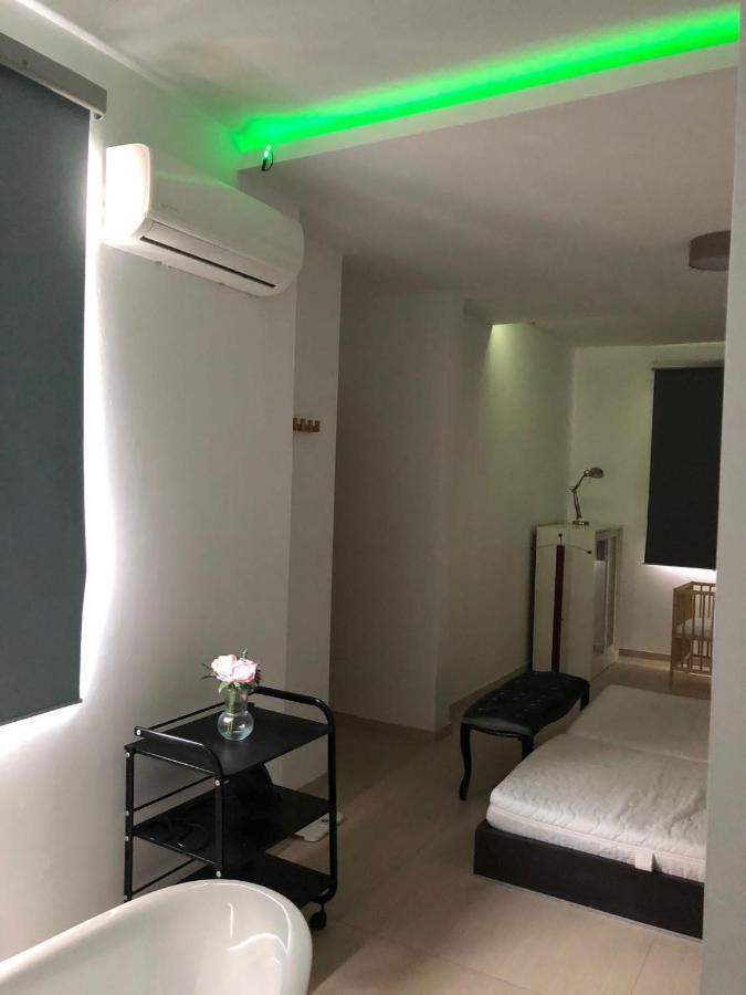 Beautiful Five Bedroom Three Bathroom Entire Villa *