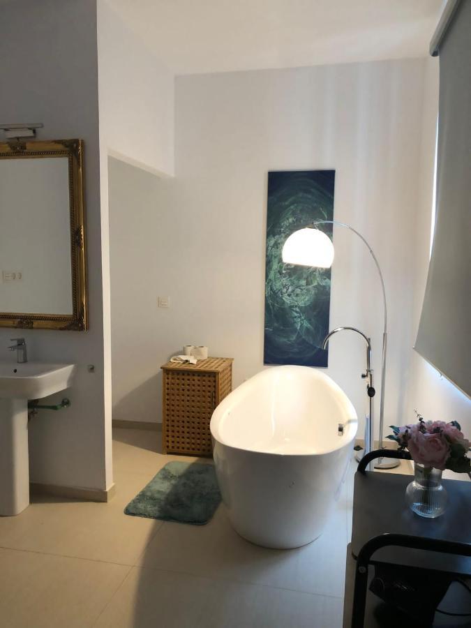 Beautiful Five Bedroom Three Bathroom Entire Villa *