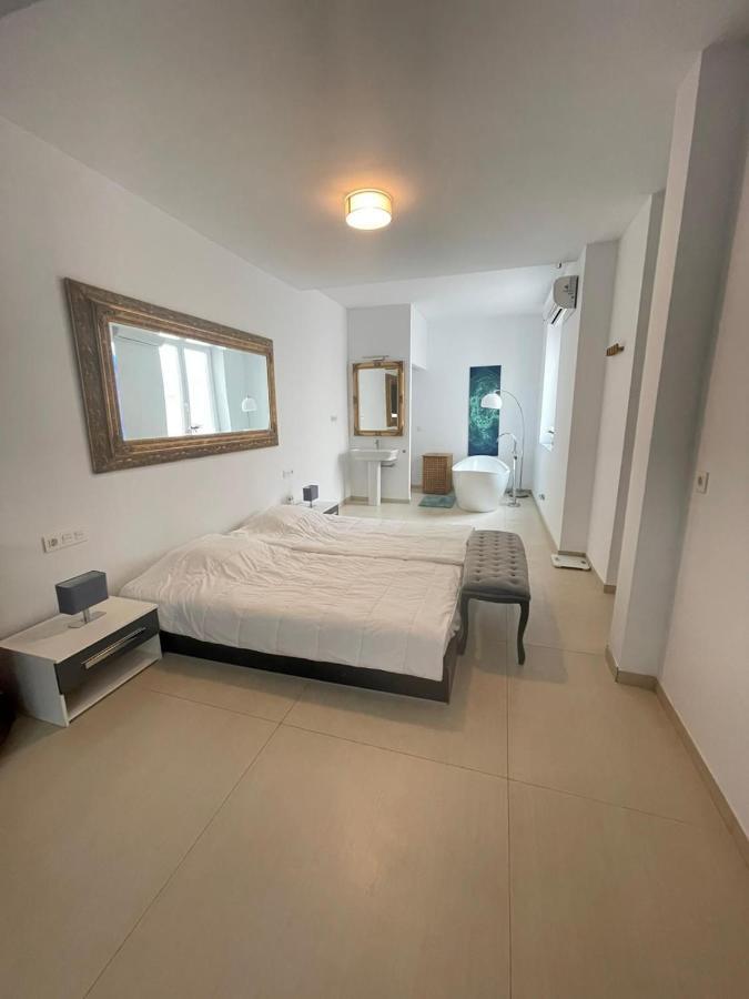 Beautiful Five Bedroom Three Bathroom Entire Villa *
