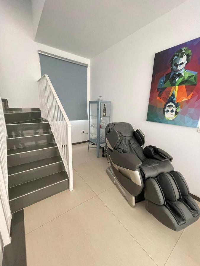 Beautiful Five Bedroom Three Bathroom Entire Villa