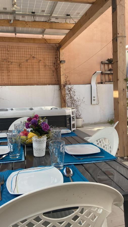 Beautiful Five Bedroom Three Bathroom Entire Villa *