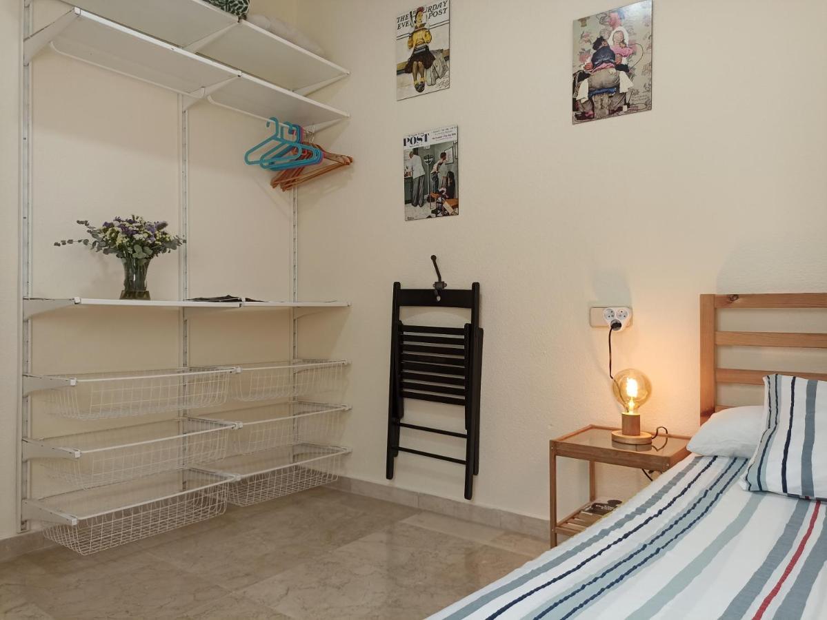 Quarto em Acomodações Particulares Confortable Habitación Céntrica En Piso Privado *