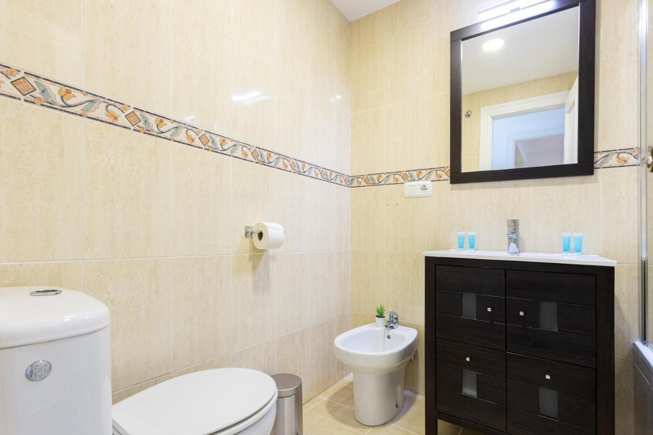 Holidays2malaga Capuchinos French Balconies, Private Parking, Wifi & Air Con Appartement *