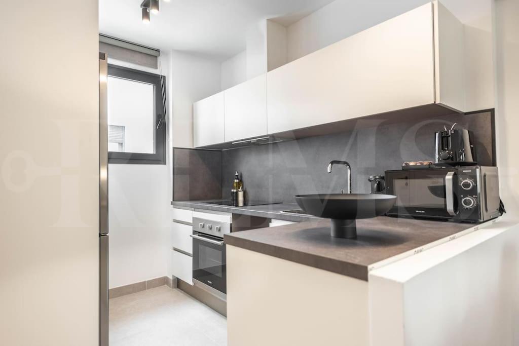 Modern With Patio & Parking By Rems
