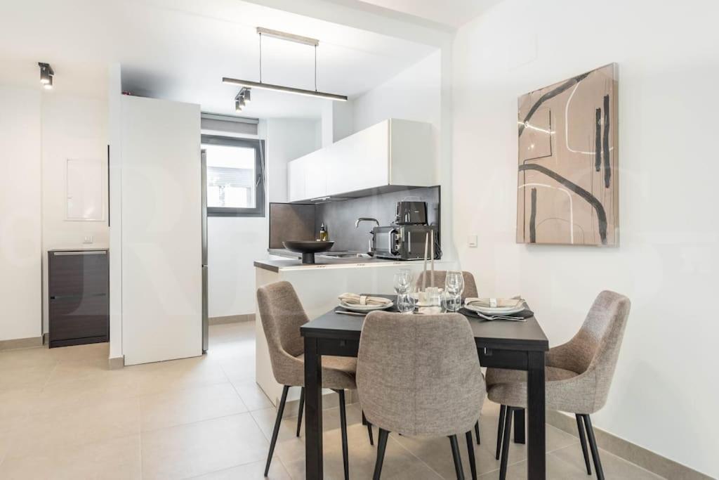 Modern With Patio & Parking By Rems Leilighet *