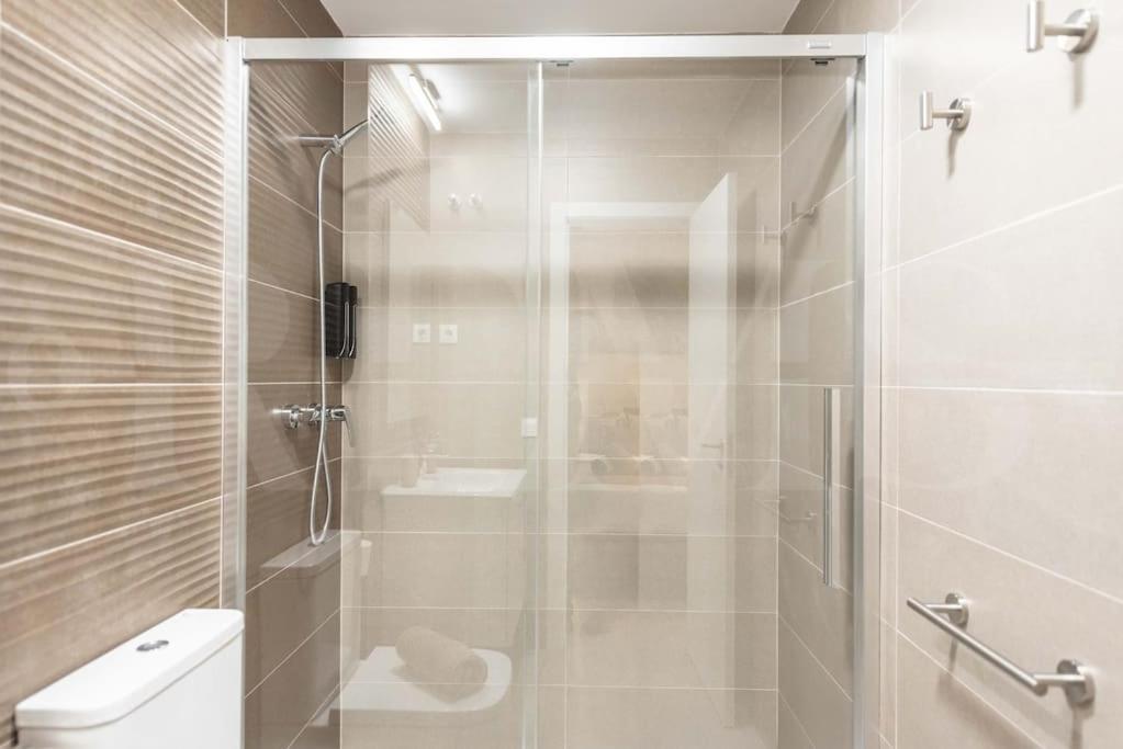 Modern With Patio & Parking By Rems Leilighet *