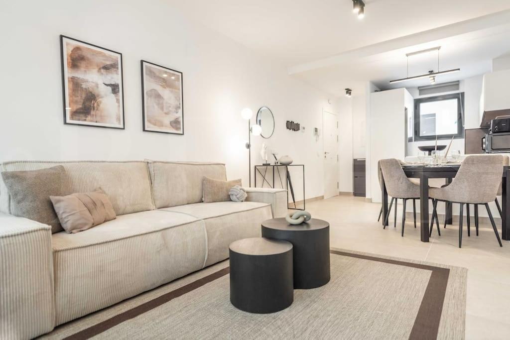 Modern With Patio & Parking By Rems Leilighet *