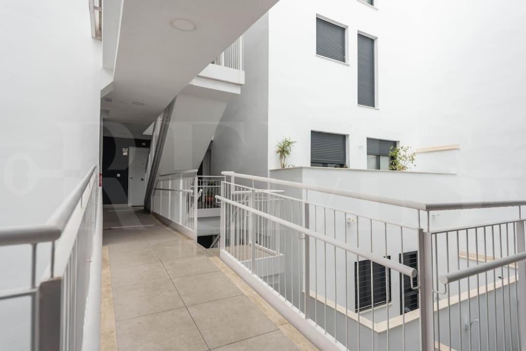 Modern With Patio & Parking By Rems Leilighet