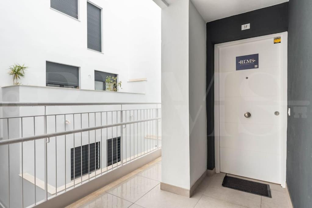 Leilighet Modern With Patio & Parking By Rems *