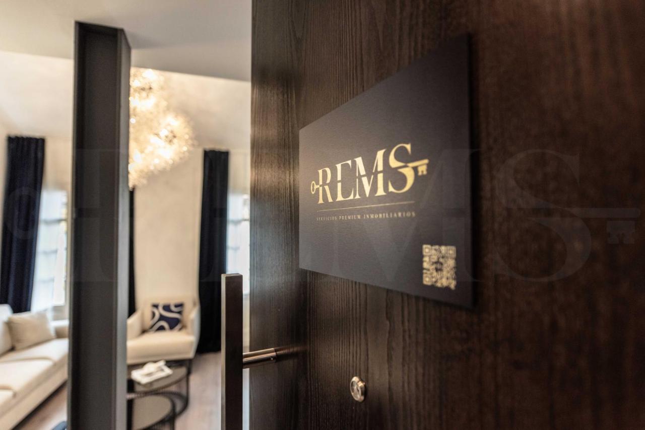 Contemporary Luxe Duplex In The Heart Of By Rems Apartamento *