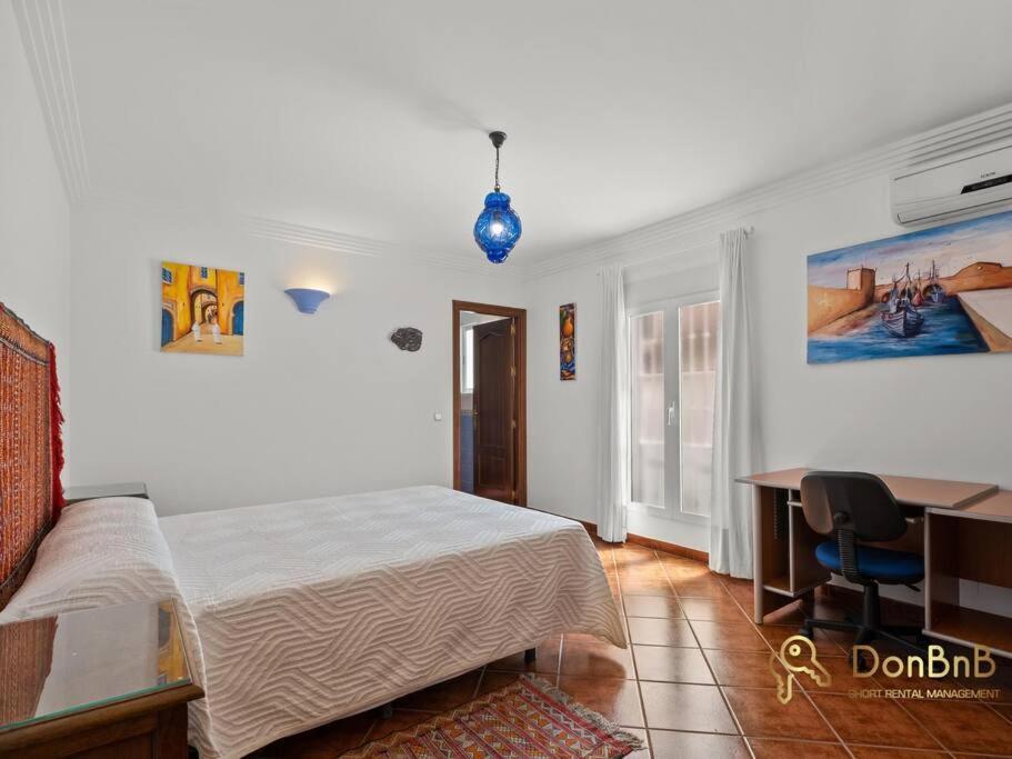 Casa Con 3 En El Tarajal * Málaga