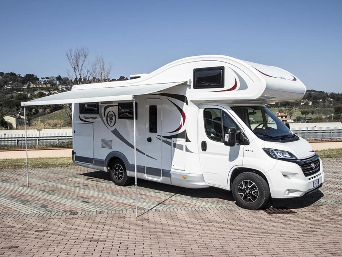 Campiri Base - Motorhome & Rvs Company Hotel en barco Málaga