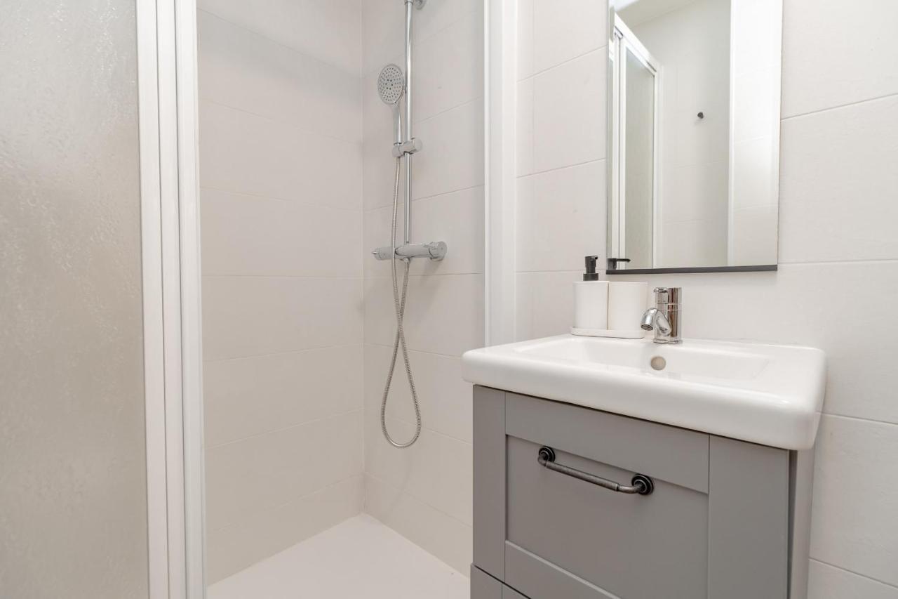 Appartement C23 Lovely 4 Bedroom Close To Maria Zambrano