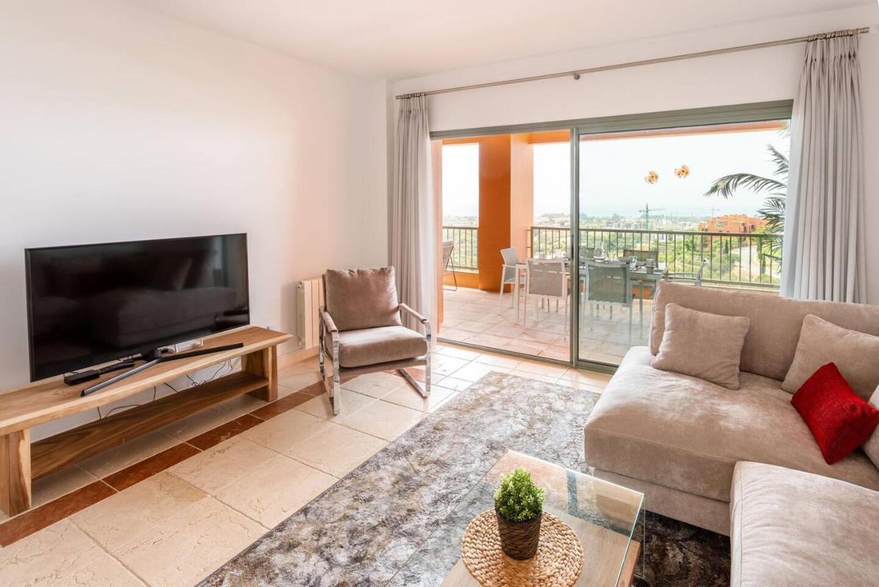 Apartment Royal W/shared Pool, Terrace &a/c Málaga