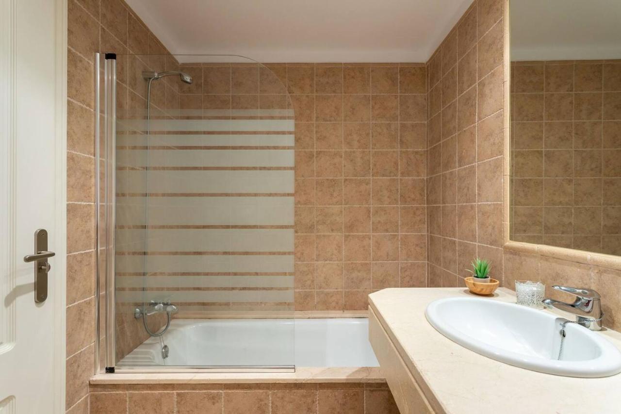 Royal W/shared Pool, Terrace &a/c Apartment Málaga