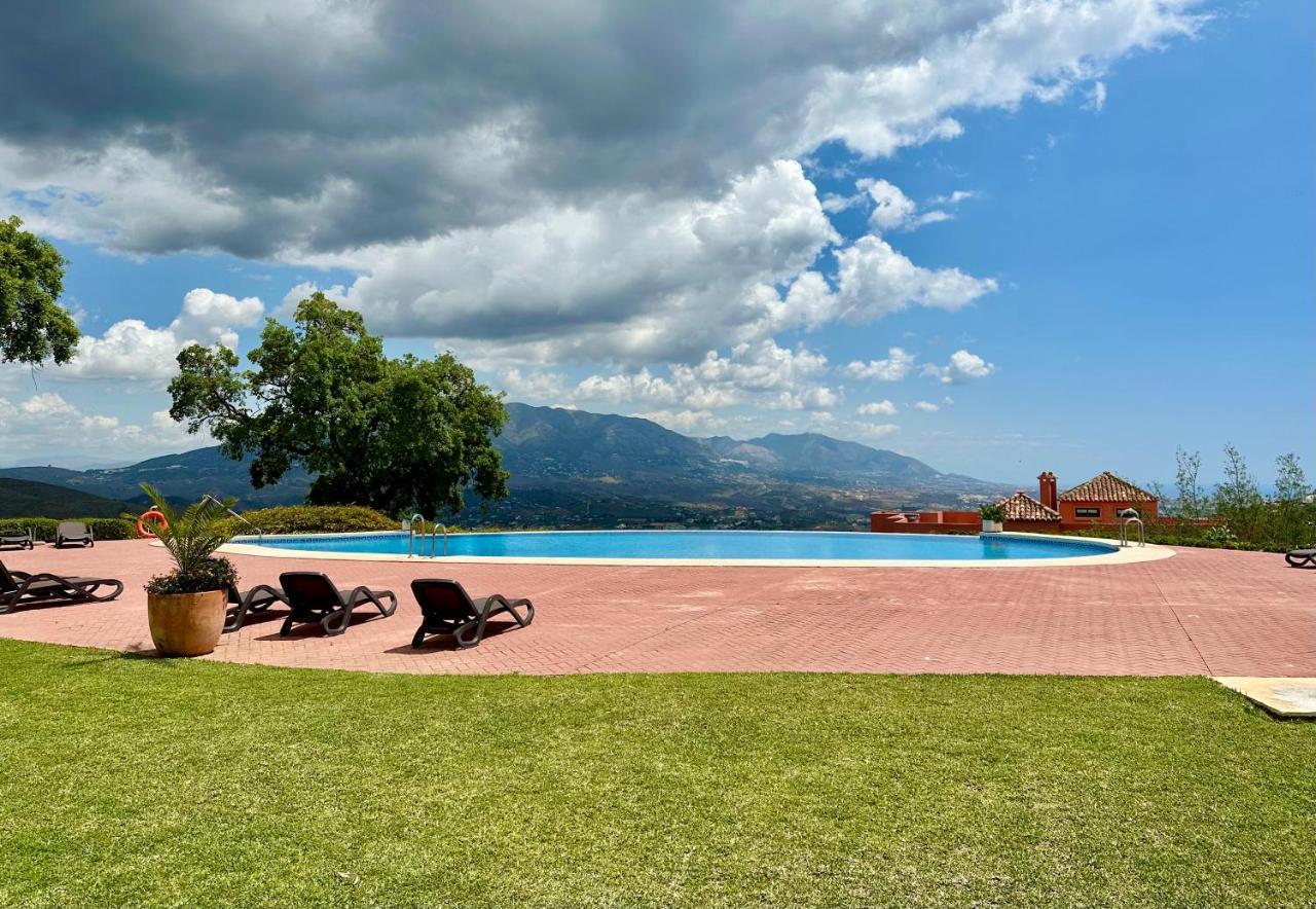 Bright In The Hills Of Elviria Apartment