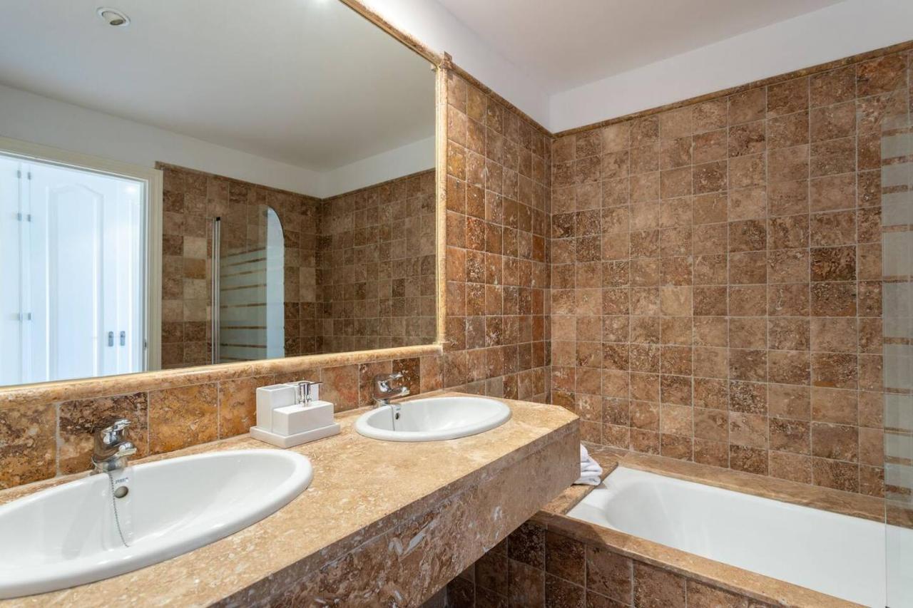 Royal W/shared Pool, Terrace &a/c