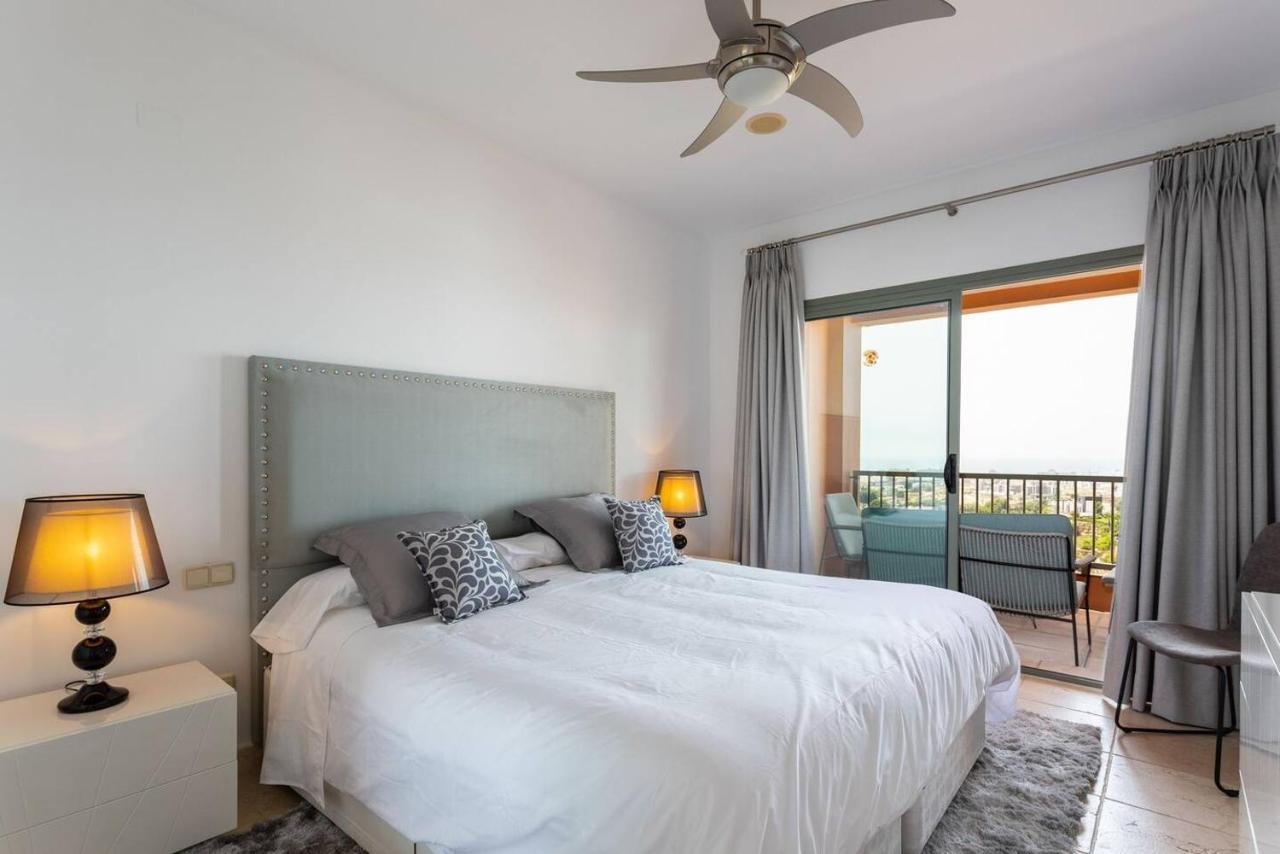 Royal W/shared Pool, Terrace &a/c Apartment Málaga